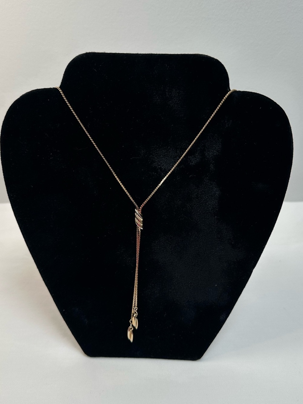 Sarah Coventry Gold Lariat 19” Necklace with Leaf Drop Accents